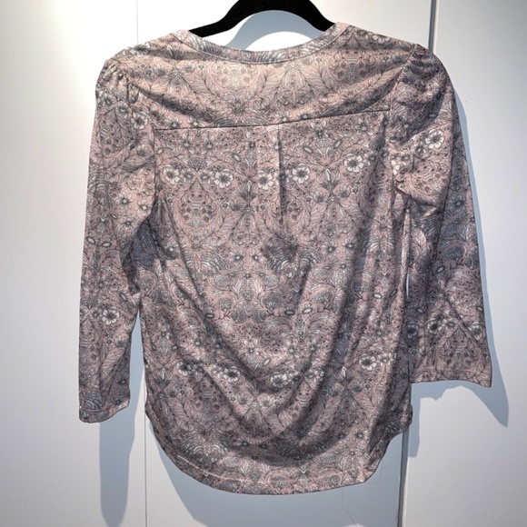 H&M pink floral blouse with v-neck line and buttons 3/4 sleeves - Picture 2 of 4